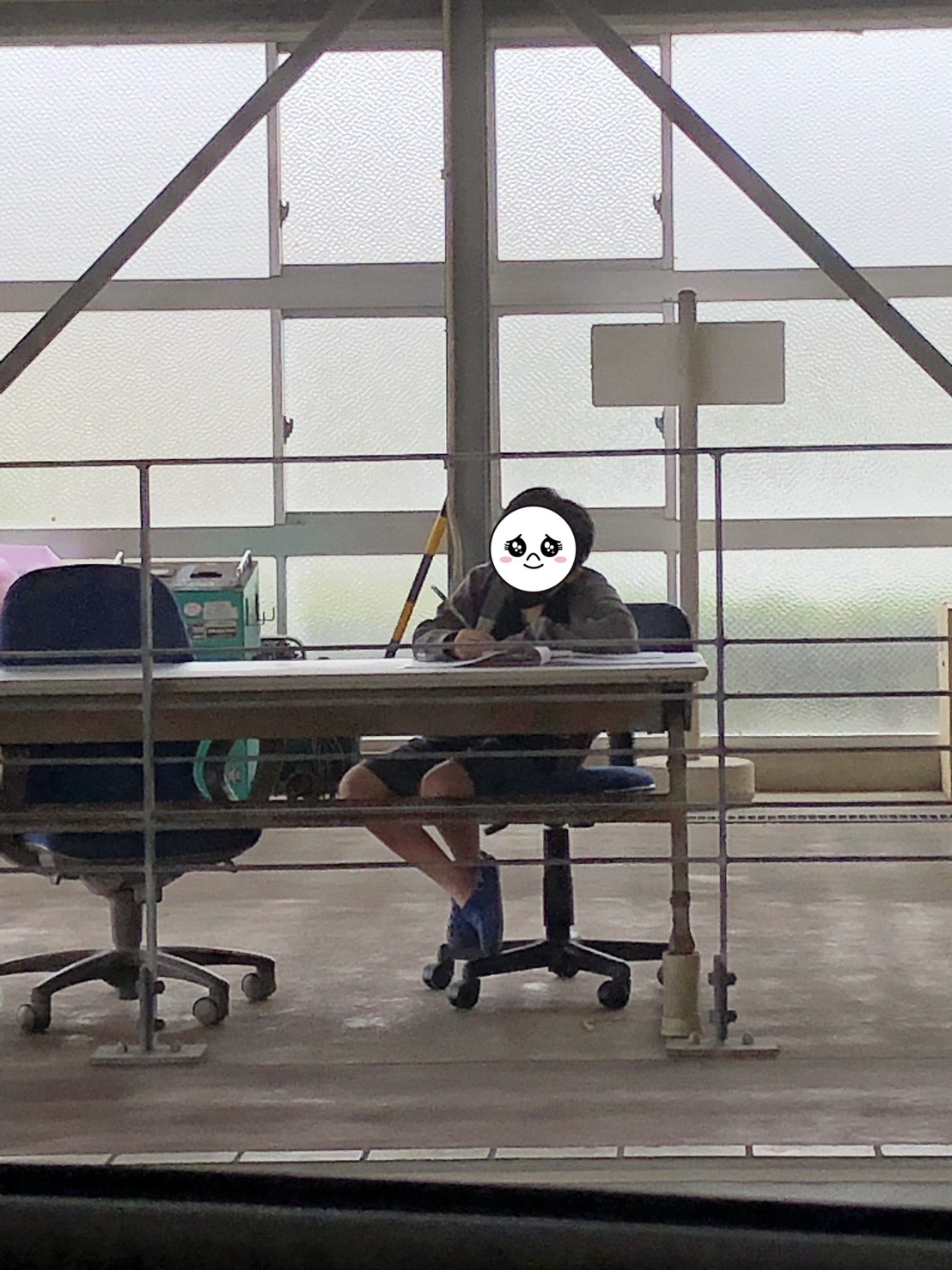 車検場で真剣にノートを取る息子