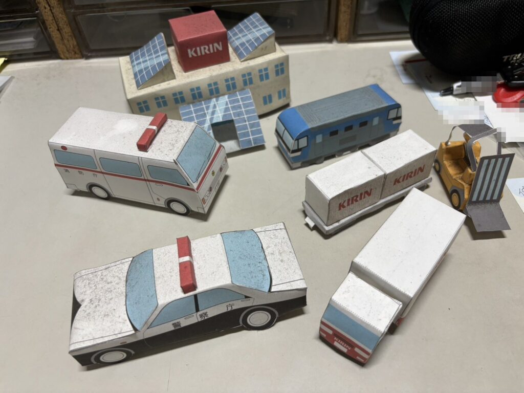 別室登校の時に息子が作ってくれた紙工作。パトカー、消防車、電車、工場など